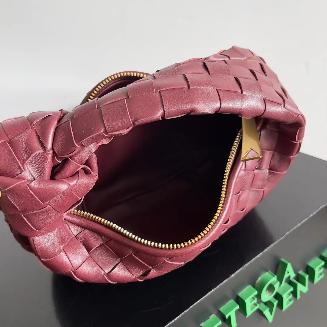 Batch 1120 Bottega veneta͙.——The latest braided and knotted hobo🔥 The top-grade lambskin leather is very soft, the bag shape is unique, practical and durable. It retains the traditional weaving elements while being a bit more flamboyant ~ Made of hand-woven sheepskin, zipper opening and closing, curved seamless structure, effortless to match. Highly recommended⚠️⚠️⚠️ The highest-end in the market🌈 Welcome to compare [Factory equipped with full package] size: 23x15x5cm.   Model: 651876